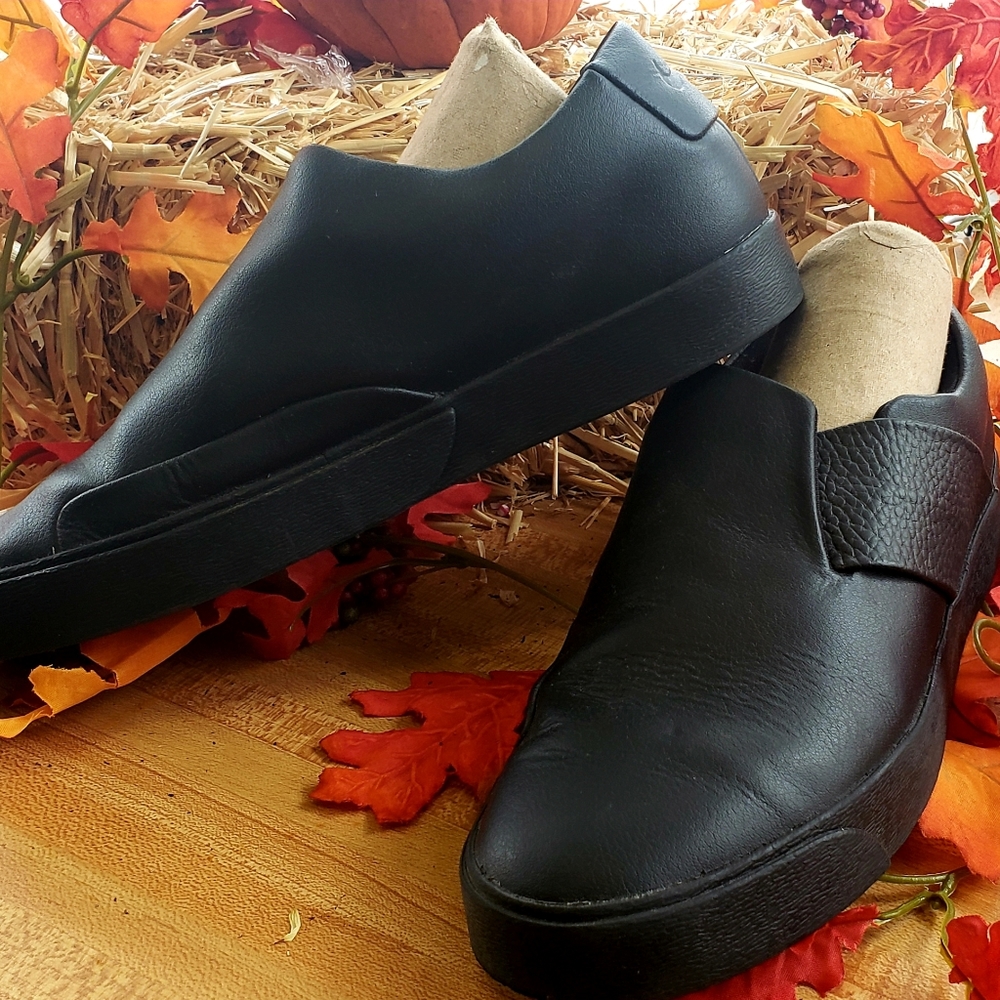 Nike Sz 7 Slip On Black Leather Loafers